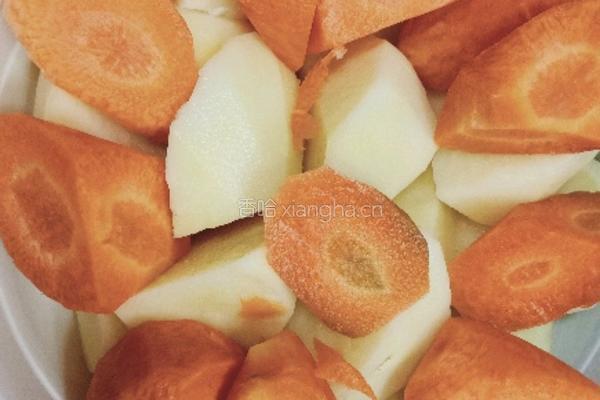 抗疫简餐胡萝卜土豆双蒸的做法图解3