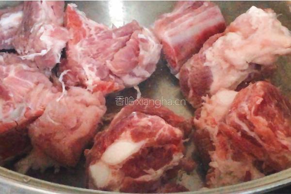 排骨炖豆角的做法图解1