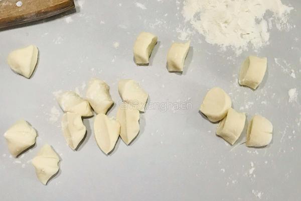 韭菜鸡蛋虾米水饺的做法图解4