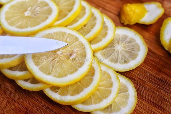 百香果柠檬蜂蜜水的做法图解3