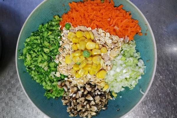 低脂低卡高蛋白的虾仁鸡胸肉燕麦蔬菜饼的做法图解3