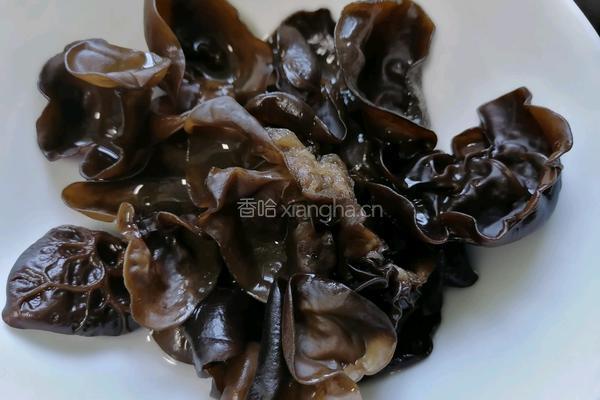 胡萝卜炒木耳的做法图解3