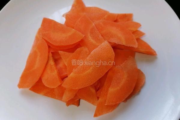 胡萝卜炒木耳的做法图解2