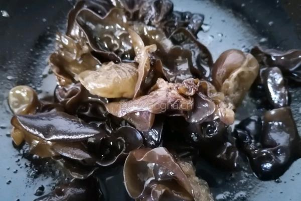 胡萝卜炒木耳的做法图解7