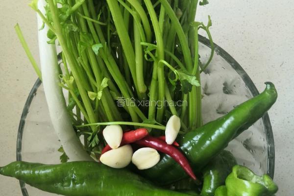 芹菜炒肉的做法图解1