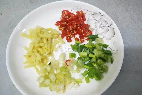 芹菜炒银耳的做法图解1