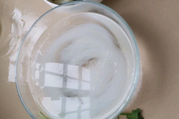 木耳炒粉丝的做法图解1
