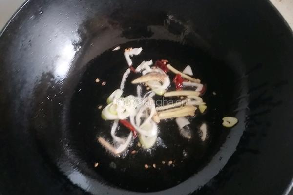 白菜片炒木耳的做法图解4