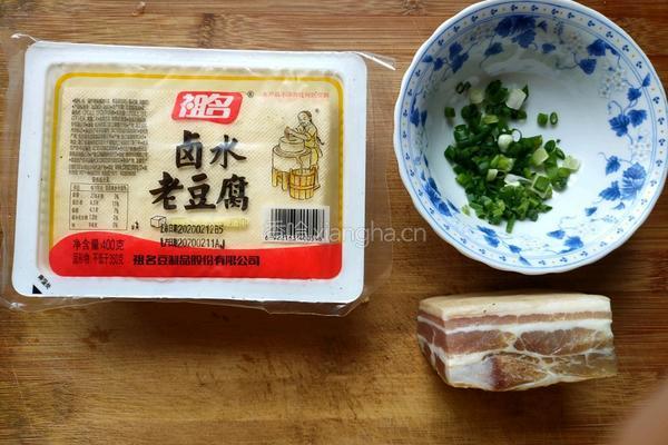 五花咸肉蒸老豆腐的做法图解1