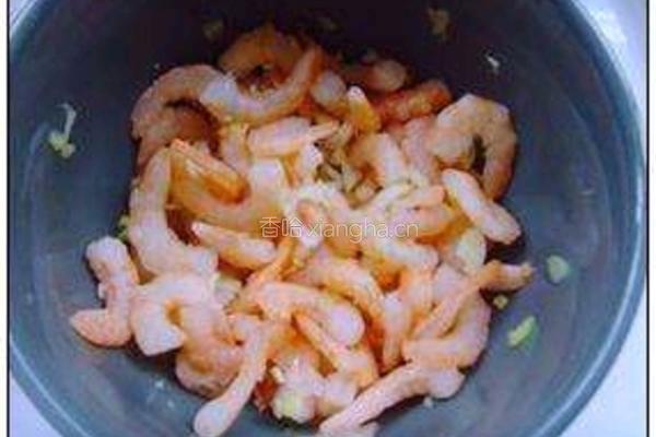 营养易手的美味葱爆虾仁的做法图解1
