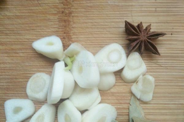 炖四宝（香菇木耳黄花腐竹）的做法图解3