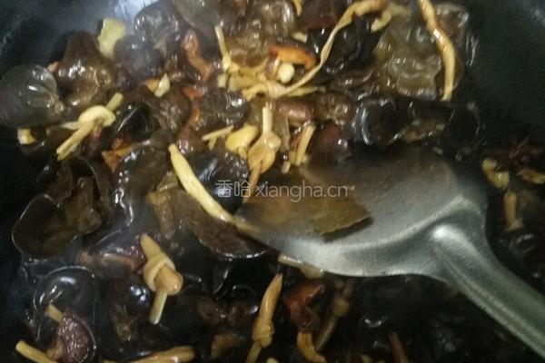 炖四宝（香菇木耳黄花腐竹）的做法图解6