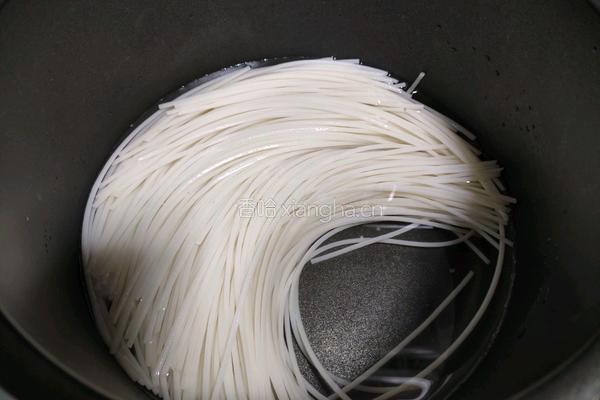 香辣米线的做法图解1
