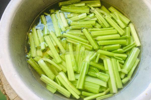 芹菜炒豆腐干的做法图解1