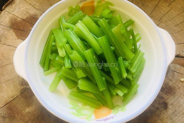 芹菜炒豆腐干的做法图解3