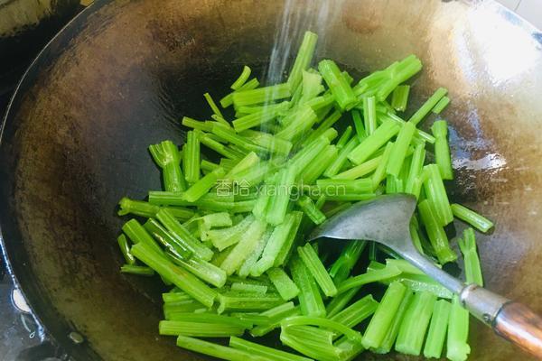 芹菜炒豆腐干的做法图解7