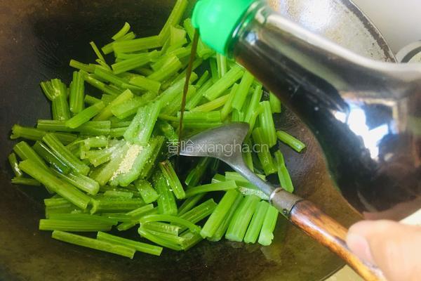 芹菜炒豆腐干的做法图解8