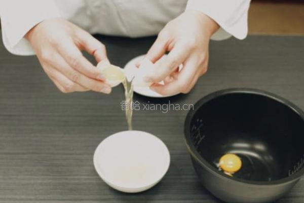 电饭煲蒸蛋糕的做法图解1