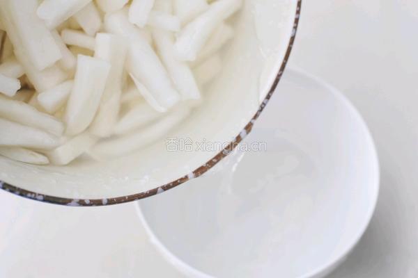 开胃爽脆的酸甜泡萝卜的做法图解3