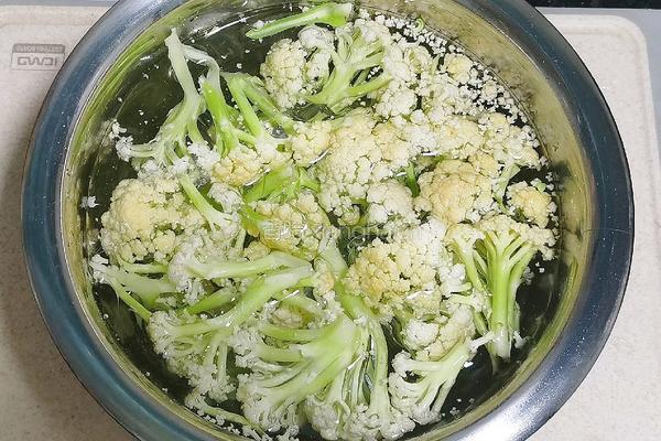 干煸五花肉炒花菜的做法图解1