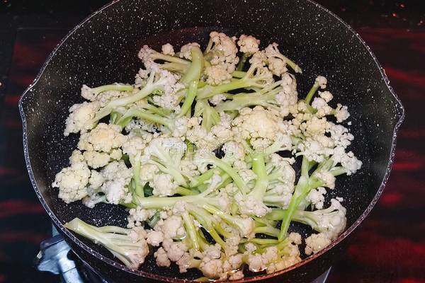 干煸五花肉炒花菜的做法图解4