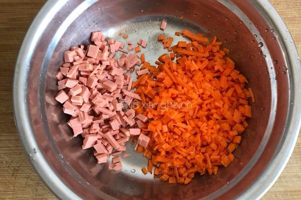 快捷早餐：胡萝卜火腿鸡蛋饼的做法图解1