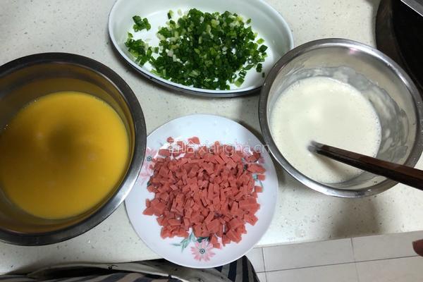 火腿肠葱花鸡蛋饼的做法图解4