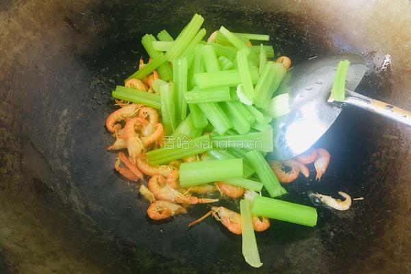 西芹炒小红虾的做法图解5