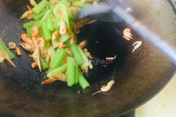 西芹炒小红虾的做法图解6