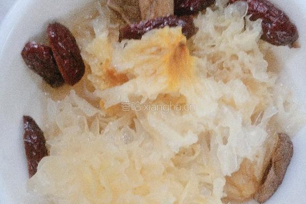 银耳雪梨羹的做法图解2