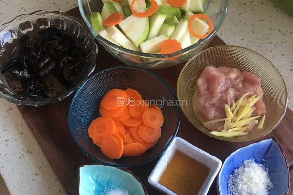西葫芦黑木耳炒肉片的做法图解5