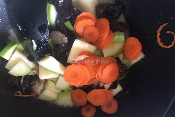 西葫芦黑木耳炒肉片的做法图解8