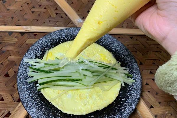 鸡蛋黄瓜卷的做法图解7