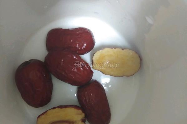 红枣奶茶的做法图解1