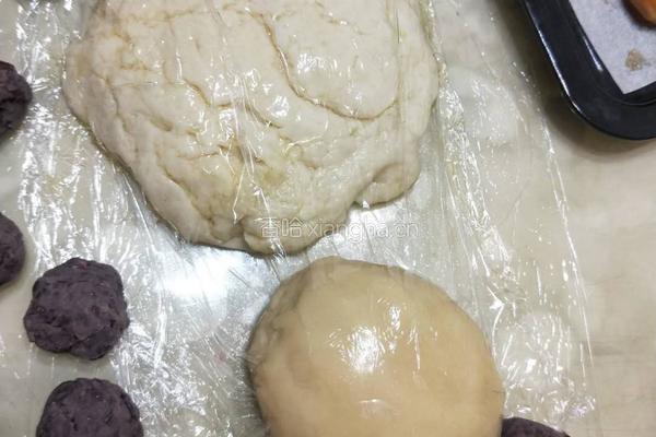 雪媚娘蛋黄酥的做法图解2
