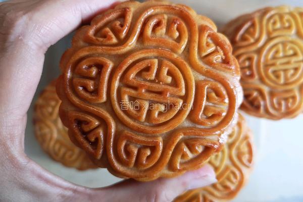 蛋黄莲蓉月饼