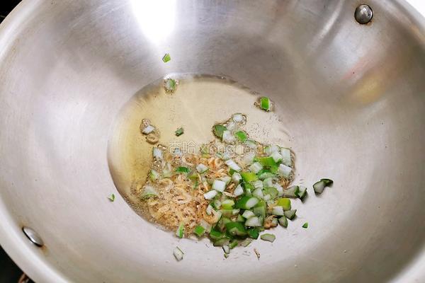 什锦酱油炒饭的做法图解3