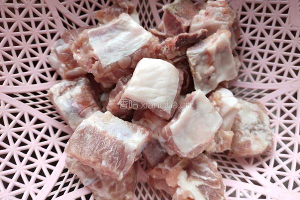 毛豆烧排骨的做法图解1
