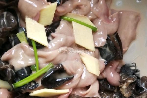 黑木耳蒸猪腰的做法图解4