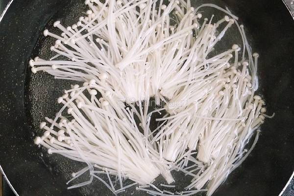 芝麻酱肥牛金针菇的做法图解2