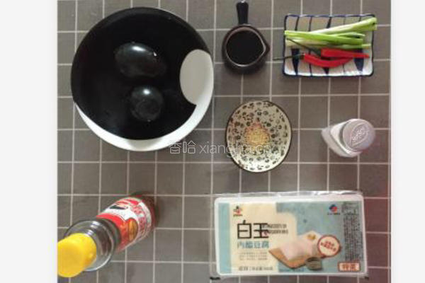 皮蛋豆腐的做法图解1