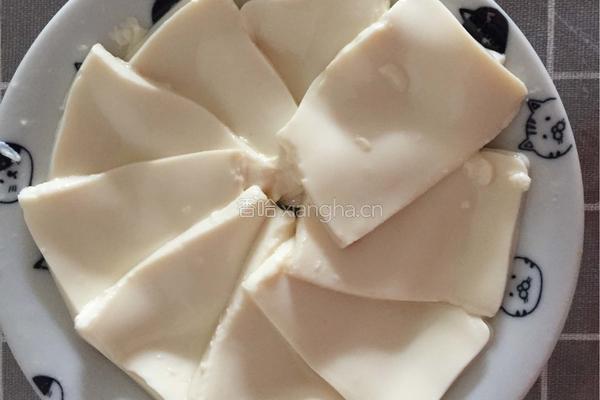 皮蛋豆腐的做法图解2