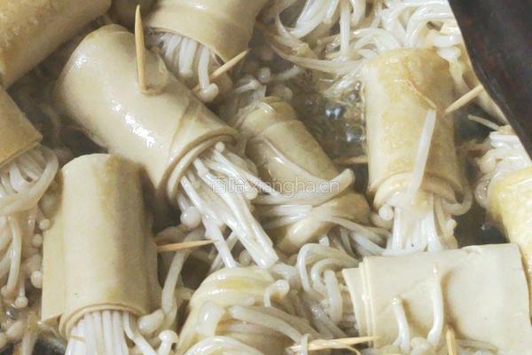 金针菇豆皮卷的做法图解3