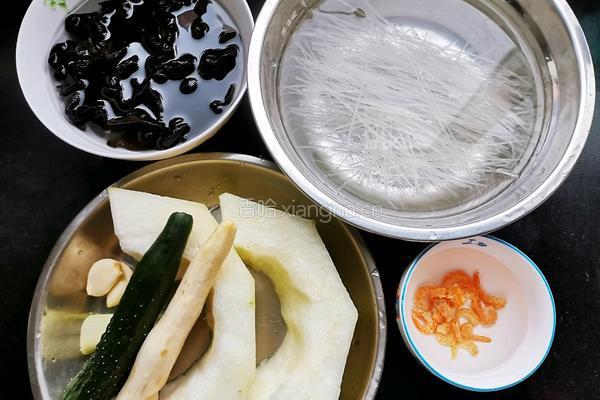 冬瓜山药木耳海米粉丝汤的做法图解1