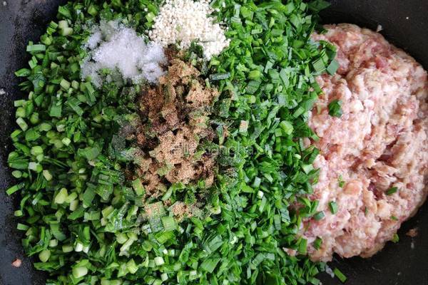 韭菜虾仁鲜肉饺的做法图解3
