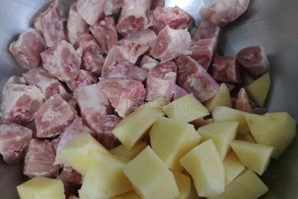 土豆炖鸡脖的做法图解1