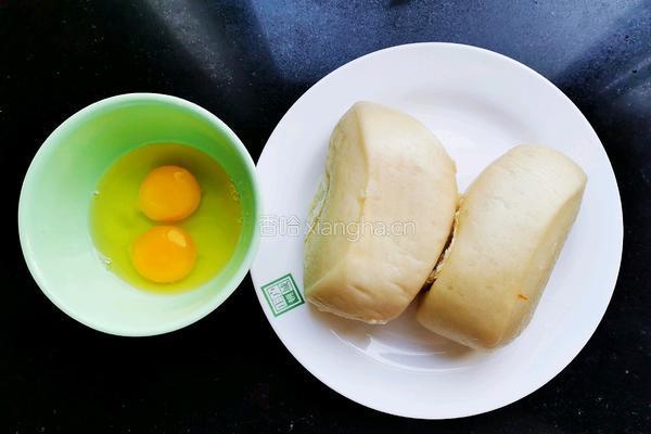 简易健康早餐鸡蛋馒头片的做法图解1