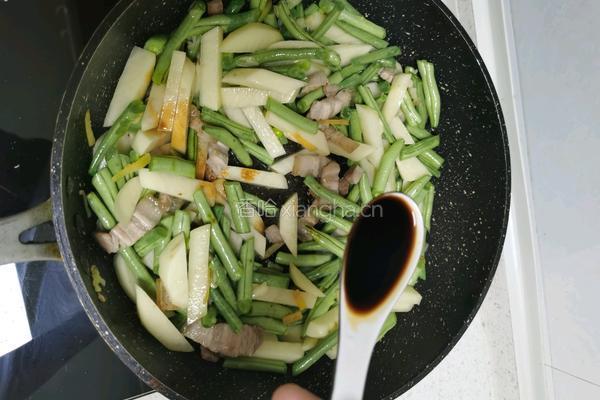 五花肉豆角土豆焖面的做法图解4