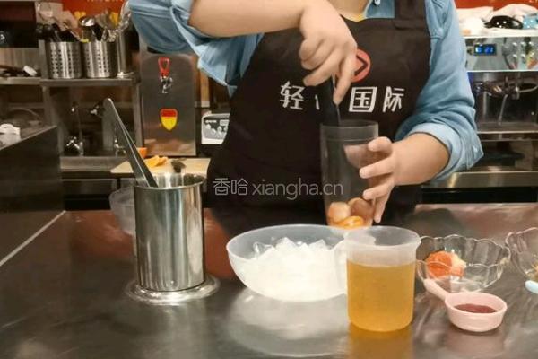 喜茶同款｜橙香草莓果茶的做法图解2