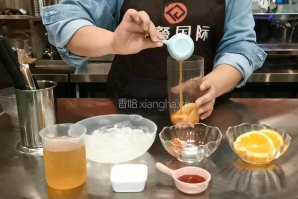 喜茶同款｜橙香草莓果茶的做法图解3